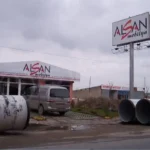spot ışıklı totem tabela