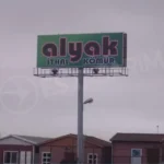 spot ışıklı totem tabela